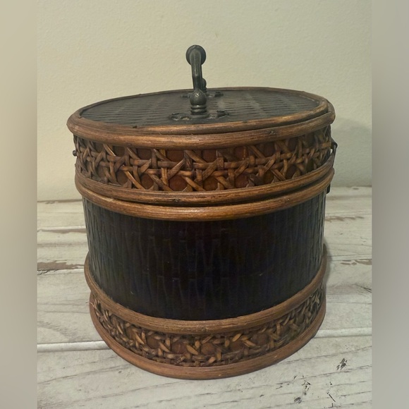 Vintage Handcrafted Wooden Circular Trinket Keepsake Box With Handle - Picture 4 of 9